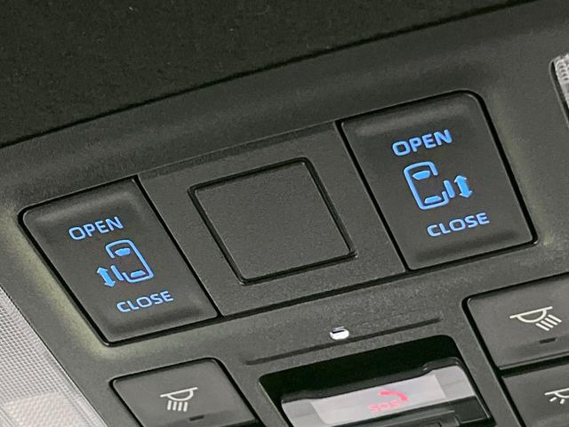 【両側パワースライドドア】スマートキーや運転席のスイッチで後席両側スライドドアの開閉が可能♪電動だから力を入れてドアを開ける必要が無く、小さなお子様でも簡単に開け閉めでき快適です♪