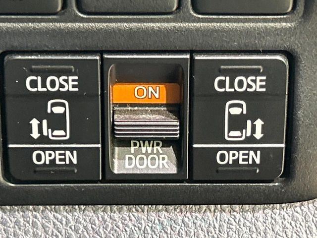 【両側パワースライドドア】スマートキーや運転席のスイッチで後席両側スライドドアの開閉が可能♪電動だから力を入れてドアを開ける必要が無く、小さなお子様でも簡単に開け閉めでき快適です♪