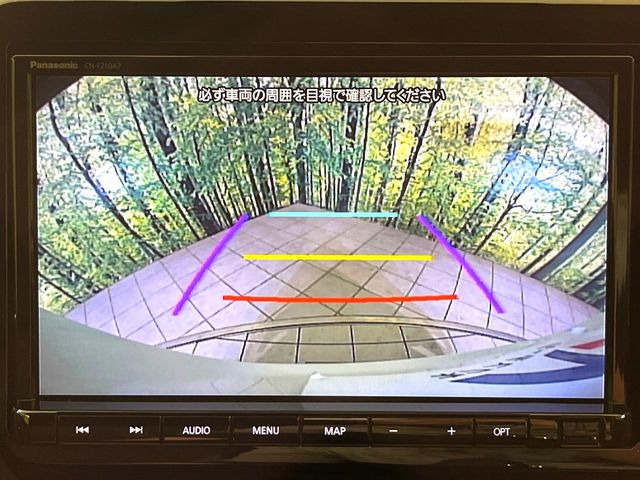 【バックカメラ】駐車時に後方がリアルタイム映像で確認できます。大型商業施設や立体駐車場での駐車時や、夜間のバック時に大活躍!運転スキルに関わらず、今や必須となった装備のひとつです!