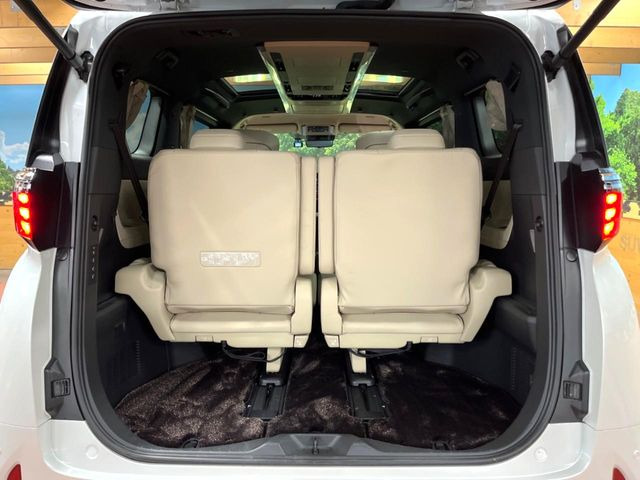 積み下ろしのしやすいデッキにはたっぷりと荷物を積み込んでいただけます。遊びから仕事まで、様々なシーンで頼れます♪