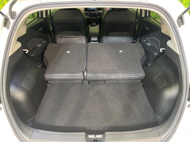 積み下ろしのしやすいデッキにはたっぷりと荷物を積み込んでいただけます。遊びから仕事まで、様々なシーンで頼れます♪