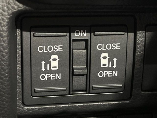 【両側パワースライドドア】スマートキーや運転席のスイッチで後席両側スライドドアの開閉が可能♪電動だから力を入れてドアを開ける必要が無く、小さなお子様でも簡単に開け閉めでき快適です♪