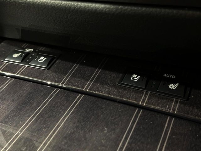 【シートヒーター&ベンチレーション】夏場は涼しい風でお尻や背中の熱やムレを防ぎ、冬はエアコンよりも早く温まってポカポカに!季節を問わず快適に過ごせます。