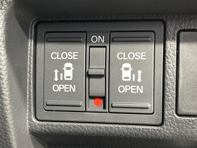 【両側パワースライドドア】スマートキーや運転席のスイッチで後席両側スライドドアの開閉が可能♪電動だから力を入れてドアを開ける必要が無く、小さなお子様でも簡単に開け閉めでき快適です♪