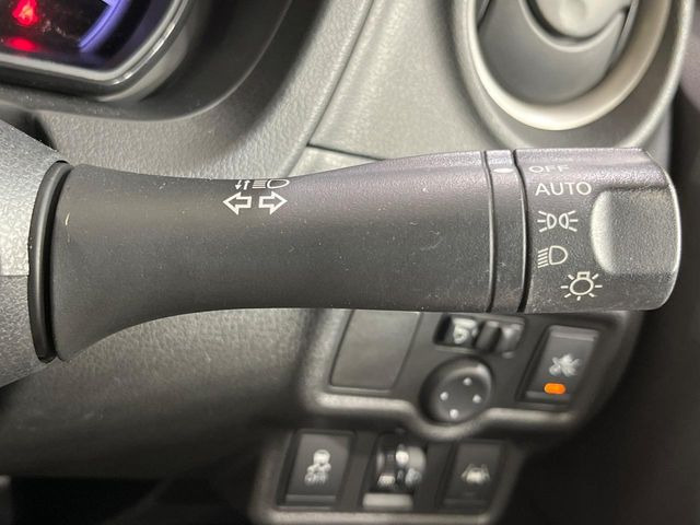 【オートライト】周りの明るさに応じて自動でヘッドライトの点灯・消灯ができる機能です!ライトの付け忘れ・消し忘れなどが無くなり、雨の日や夕方の走行も安心!トンネル通過時も便利ですね♪