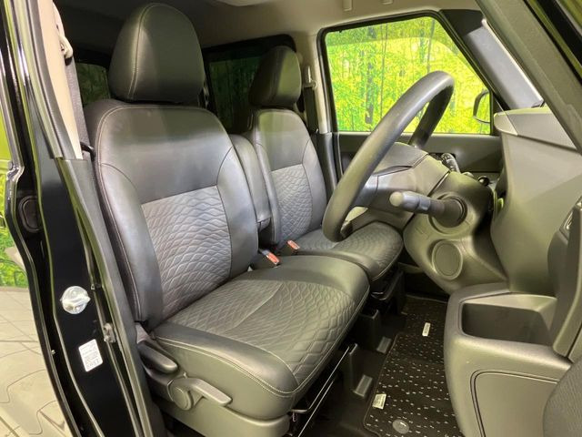 運転席シート廻りは使用感も少なく、良好な状態となっています。丁寧に使われていたことがよくわかりますね。