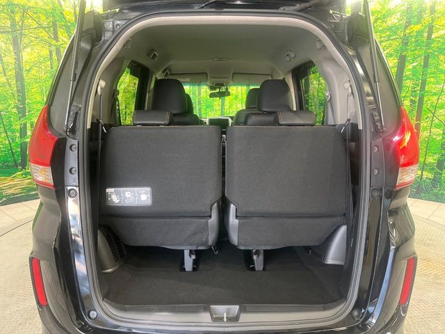 普段のお買い物や通勤、送迎等に十分な荷室スペースを確保しております。セカンドシートを倒すと、大きな荷物の積載も可能です♪
