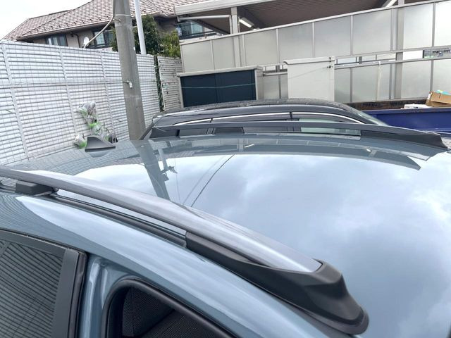 【ルーフレール】外観の魅力を引き立てるとともに、ウィンタースポーツや釣り、ロードバイク等で使う各種ギアを積むキャリア取り付けベースに!アクティブなカーライフを楽しむには必須の装備ですね!