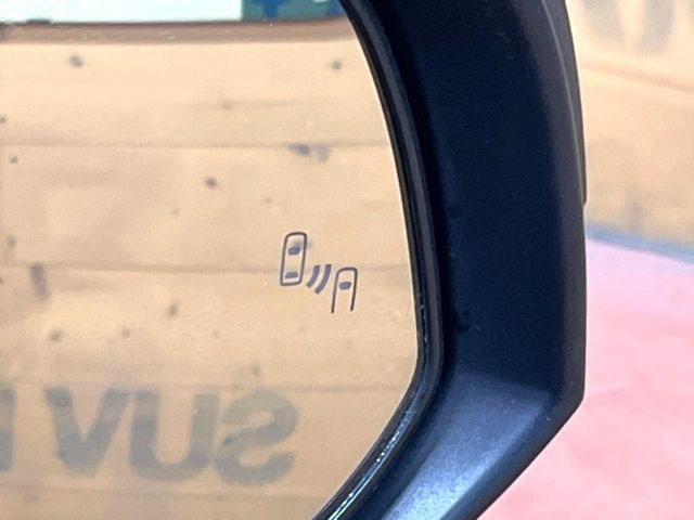 【ブラインドスポットモニター】走行中、ドアミラーの死角になりやすい箇所に後続車が接近するとサイドミラーのレンズに警告を表示!ドライバーに注意喚起をしてくれます。