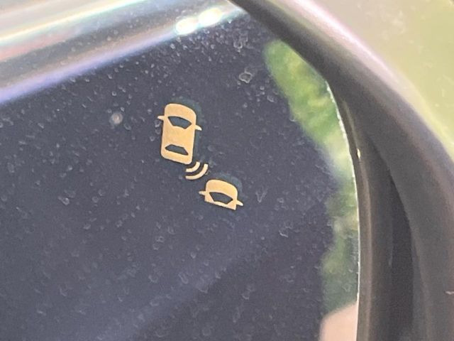 【ブラインドスポットインフォメーション】走行中、ドアミラーの死角になりやすい箇所に後続車が接近するとサイドミラー付近に警告を表示、ドライバーに注意喚起をしてくれます。