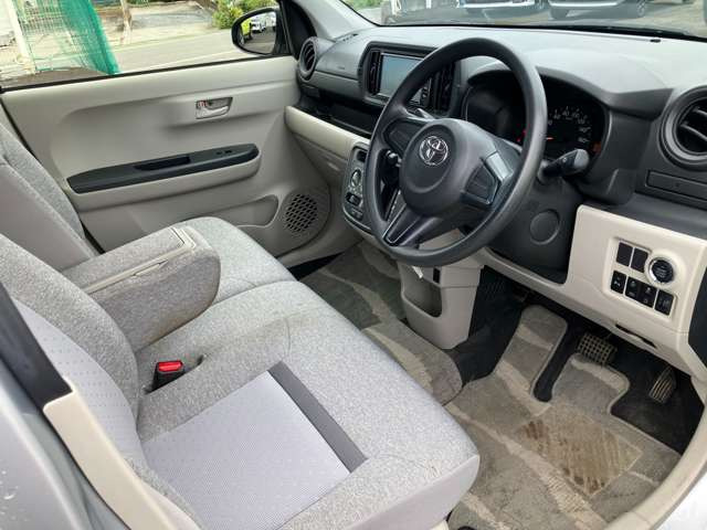 運転席は足元広々です。リラックスして運転できますね。