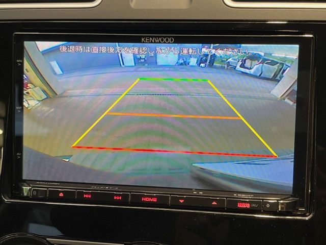 【バックカメラ】駐車時に後方がリアルタイム映像で確認できます。大型商業施設や立体駐車場での駐車時や、夜間のバック時に大活躍!運転スキルに関わらず、今や必須となった装備のひとつです!