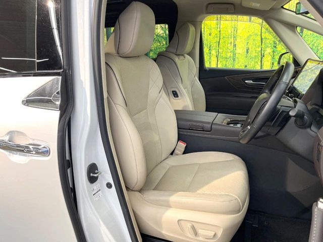 運転席シート廻りは使用感も少なく、良好な状態となっています。前オーナー様が丁寧に使っていたことがよくわかりますね。