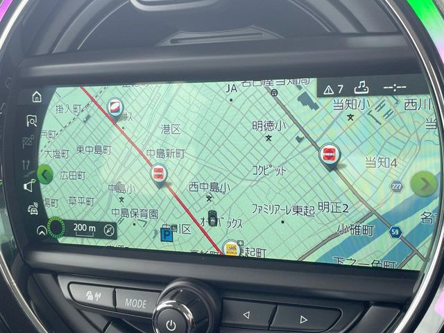 ●純正ナビ:一体感のあるナビは、高級感ある車内を演出してくれます。オーディオ機能も充実しておりますので、運転もより楽しめます♪