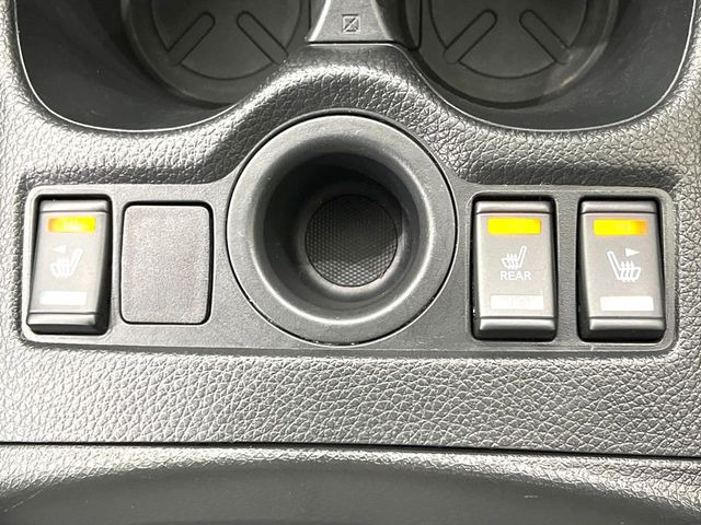 【前席+後席シートヒーター】寒い日に重宝するシートヒーターを後席にも装備!エアコンより早く温まってくれるので寒がりの人も安心ですね♪エアコンの温風は乾燥するから苦手、という方にもをおすすめです。