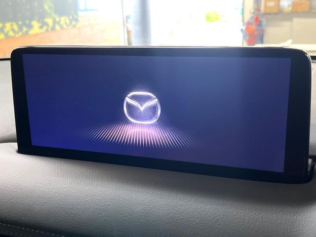 【10.25インチマツダコネクト】車内の雰囲気にマッチした大型ディスプレイ。スマホ接続でのナビ使用やBluetooth再生等、様々な機能が楽しめます。直感的なダイヤル操作が可能で、使い勝手も良好です。