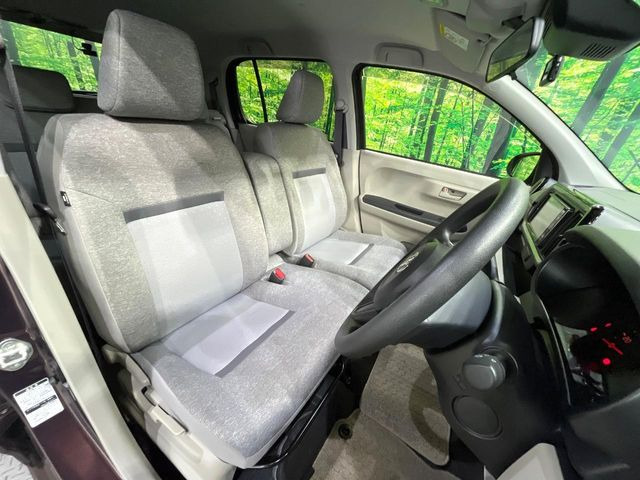 運転席シート廻りは使用感も少なく、良好な状態となっています。前オーナー様が丁寧に使っていたことがよくわかりますね。
