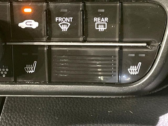 【シートヒーター】寒い日に重宝するシートヒーター!エアコンより早く温まってくれるので寒がりの人も安心ですね♪エアコンの温風は乾燥するから苦手、という方にもをおすすめです。