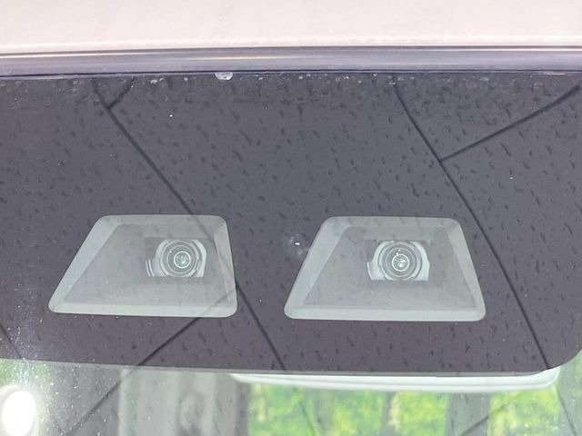 【スマートアシスト】走行中に前方の車両等を認識し、衝突しそうな時は警報とブレーキで衝突回避と被害軽減をアシスト。より安全にドライブをお楽しみいただけます。