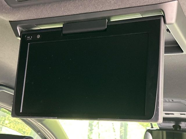 【フリップダウンモニター】大画面モニターで後席でもエンタメをお楽しみいただけます。小さなお子様にも大人気の装備です♪