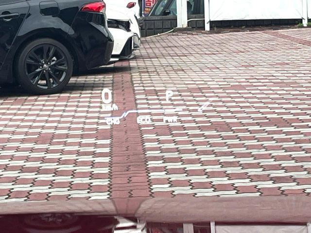 �y�J���[�w�b�h�A�b�v�f�B�X�v���C�z���݂̑��x�⑖�s�����f�W�^���\���ŉ^�]�ȑO���̃K���X�ɓ��e!�J���[�t���Ŏ��F���������A�^�]���ڐ������炳���K�v�ȏ����m�F�ł���̂łƂ��Ă��֗��ň��S!