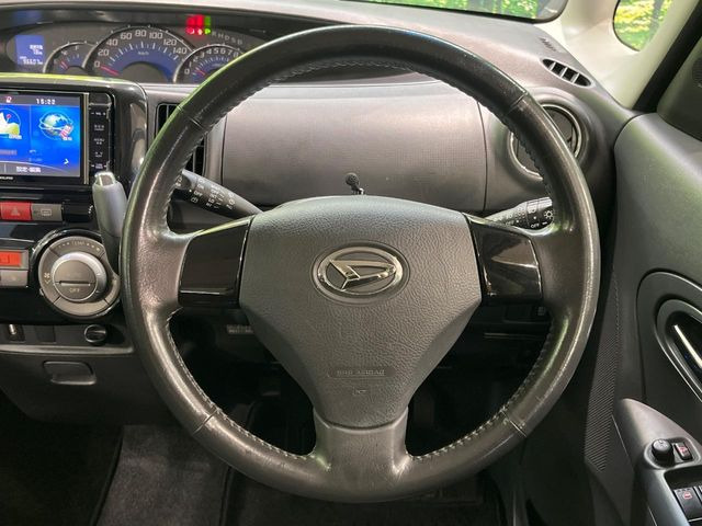 【純正革巻きステアリング】上質な革を使用することで、手にしっかり馴染みとても運転しやすいハンドルです♪