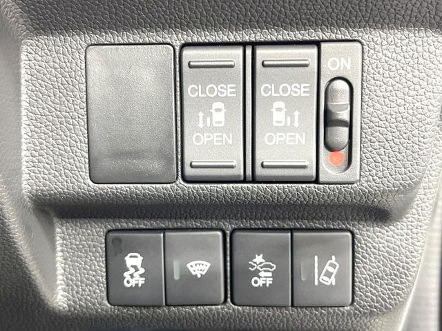 【両側パワースライドドア】スマートキーや運転席のスイッチで後席両側スライドドアの開閉が可能♪電動だから力を入れてドアを開ける必要が無く、小さなお子様でも簡単に開け閉めでき快適です♪