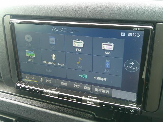 現在では必需品のナビが装備されています。オーディオはAM・FMラジオ・Bluetooth・CD・SDカード・AUX・●TVが使えます。快適ドライブの強い味方です!