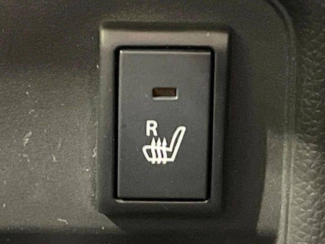 【シートヒーター】寒い日に重宝するシートヒーター!エアコンより早く温まってくれるので寒がりの人も安心ですね♪エアコンの温風は乾燥するから苦手、という方にもをおすすめです。