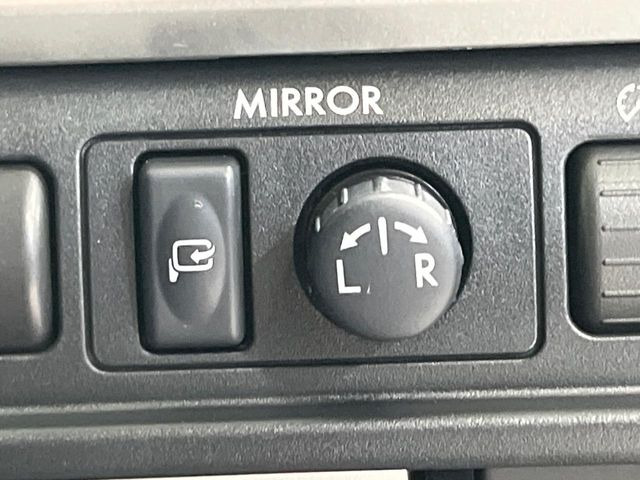 【電動格納ミラー】サイドミラーは電動格納式となっており、狭い駐車場でもキズがつくリスクを抑えられます。