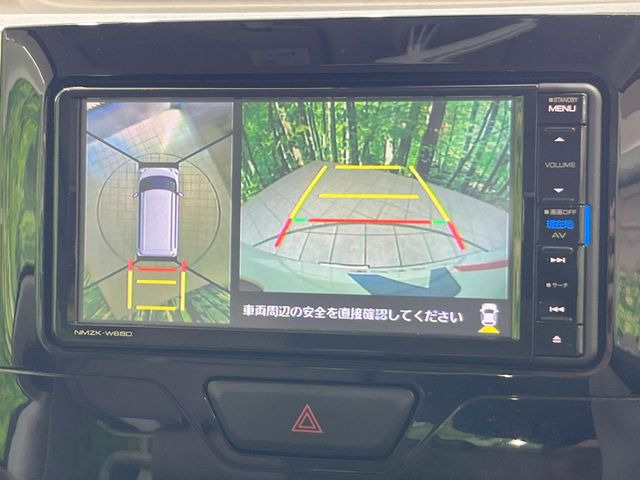 【パノラマモニター】専用のカメラにより、上から見下ろしたような視点で360度クルマの周囲を確認することができます☆死角部分も確認しやすく、狭い場所での切り返しや駐車もスムーズに行えます。