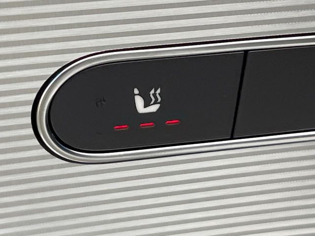 ●フロントシートヒーティング:運転席・助手席共に三段階で調節が可能なシートヒーターを装備しております。季節を問わず快適にご使用いただけます。