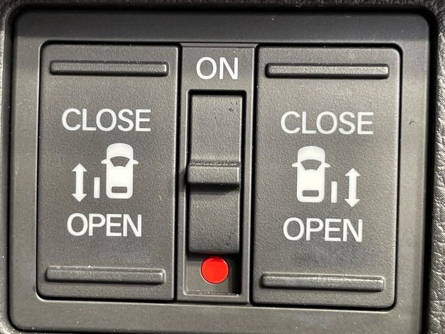 【両側パワースライドドア】スマートキーや運転席のスイッチで後席両側スライドドアの開閉が可能♪電動だから力を入れてドアを開ける必要が無く、小さなお子様でも簡単に開け閉めでき快適です♪