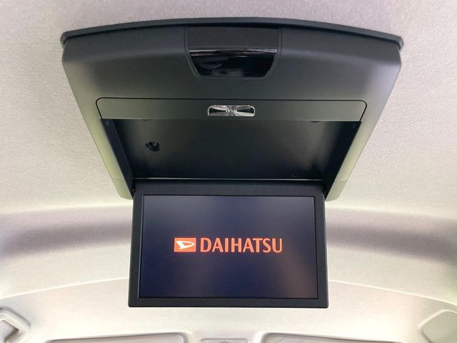 【フリップダウンモニター】大画面モニターで後席でもエンタメをお楽しみいただけます。小さなお子様にも大人気の装備です♪