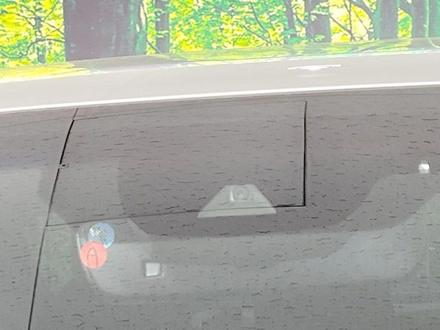 【トヨタセーフティセンス】走行中に前方の車両等を認識し、衝突しそうな時は警報とブレーキで衝突回避と被害軽減をアシスト。より安全にドライブをお楽しみいただけます。