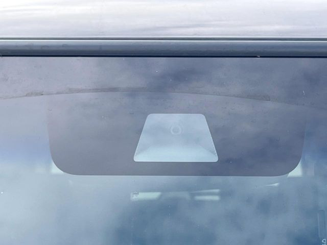 【ホンダセンシング】走行中に前方の車両等を認識し、衝突しそうな時は警報とブレーキで衝突回避と被害軽減をアシスト。より安全にドライブをお楽しみいただけます。