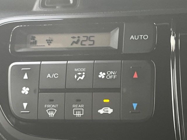 【オートエアコン】一度お好みの温度に設定すれば、車内の温度を検知し風量や温度を自動で調整。暑い&hellip;寒い&hellip;と何度もスイッチ操作をする必要はありません。快適な車内空間には必須の機能ですね♪