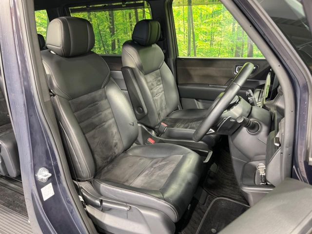 運転席シート廻りは使用感も少なく、良好な状態となっています。丁寧に使われていたことがよくわかりますね。
