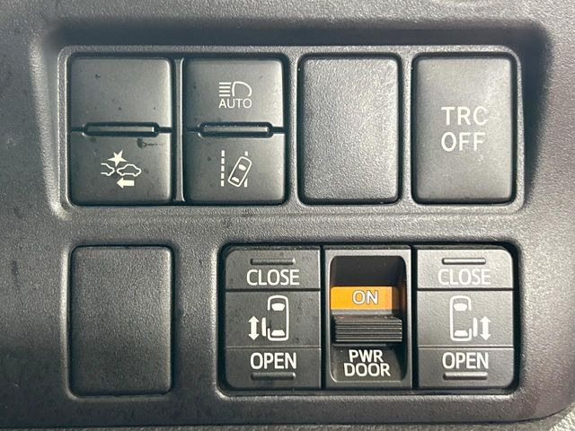 【両側パワースライドドア】スマートキーや運転席のスイッチで後席両側スライドドアの開閉が可能♪電動だから力を入れてドアを開ける必要が無く、小さなお子様でも簡単に開け閉めでき快適です♪