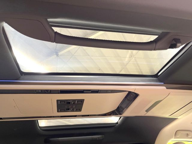【ガラスルーフ】大型のガラスルーフ搭載で車内の解放感が一気にアップ!開放的なドライブをお楽しみいただけます。