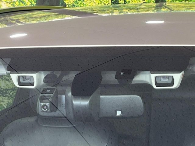 【アイサイトVer2】前方の車両等を検知し、衝突しそうな時は警報で注意を促し、ブレーキを踏む力をサポート。ブレーキを踏めなかった場合は衝突被害軽減ブレーキが作動、衝突回避をサポートします。