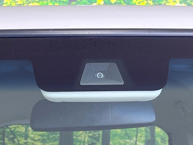 【ホンダセンシング】走行中に前方の車両等を認識し、衝突しそうな時は警報とブレーキで衝突回避と被害軽減をアシスト。より安全にドライブをお楽しみいただけます。