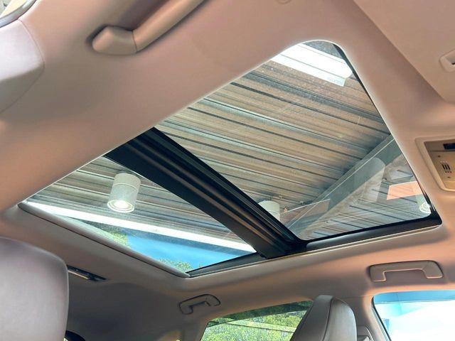 【パノラマルーフ】大型のガラスルーフ搭載で車内の解放感が一気にアップ!開放的なドライブをお楽しみいただけます。