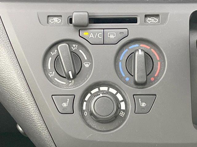寒い冬も暑い夏も全席に快適な空調を届けてくれる、ダイヤル式エアコンを装備♪