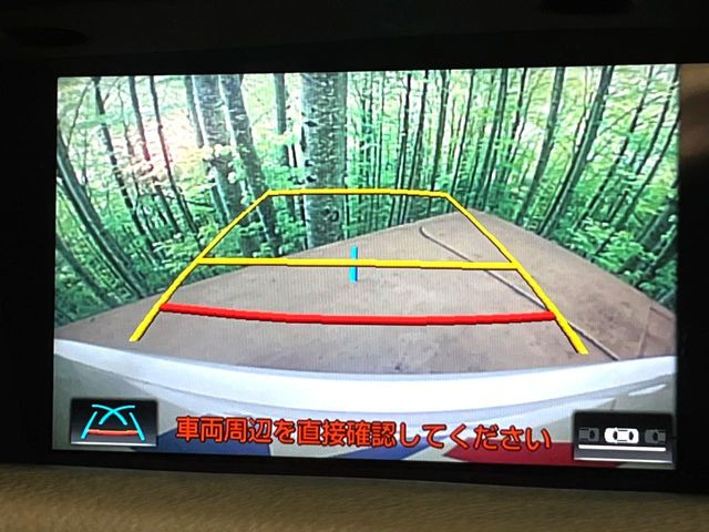 【バックカメラ】駐車時に後方がリアルタイム映像で確認できます。大型商業施設や立体駐車場での駐車時や、夜間のバック時に大活躍!運転スキルに関わらず、今や必須となった装備のひとつです!