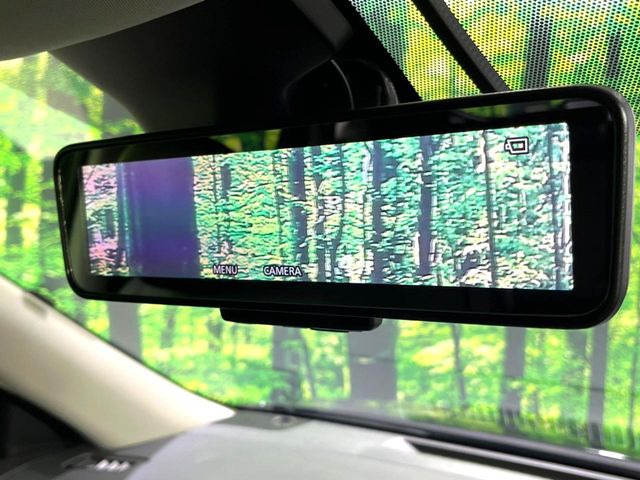 【インテリジェントルームミラー】後席の大きな荷物や同乗者で後方が確認しづらい時でも安心!カメラが撮影した車両後方の映像をルームミラー内に表示。クリアな視界で状況の確認が可能です!