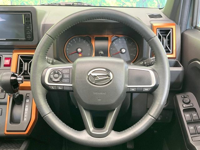 インテリアに合わせたデザインのステアリングは、運転される方のことも考え、運転しやすい形状、大きさです。是非一度、実際に触ってお確かめください。