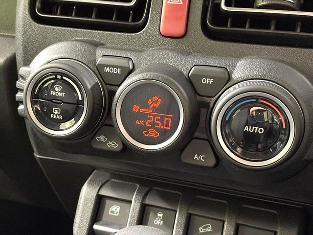 【オートエアコン】一度お好みの温度に設定すれば、車内の温度を検知し風量や温度を自動で調整。暑い&hellip;寒い&hellip;と何度もスイッチ操作をする必要はありません。快適な車内空間には必須の機能ですね♪