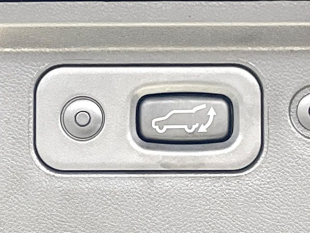 【パワーバックドア】スマートキーや運転席のボタンを押すだけでリアゲートが自動で開閉します!荷物を持っている時や、高い位置にあるバックドアを閉める際に便利な機能です♪