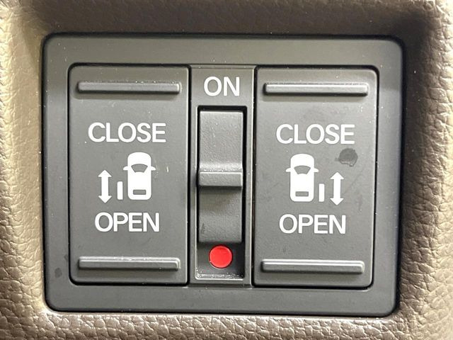 【両側パワースライドドア】スマートキーや運転席のスイッチで後席両側スライドドアの開閉が可能♪電動だから力を入れてドアを開ける必要が無く、小さなお子様でも簡単に開け閉めでき快適です♪